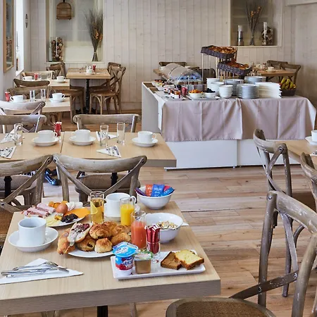 Les D'arromanches, Teritoria