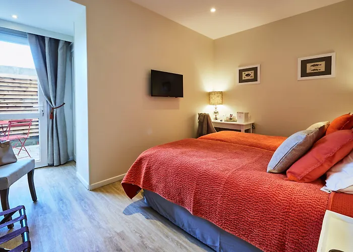 Les D'arromanches, Teritoria