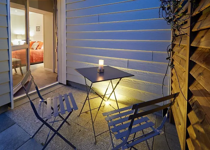 Les D'arromanches, Teritoria Αρρομάνς