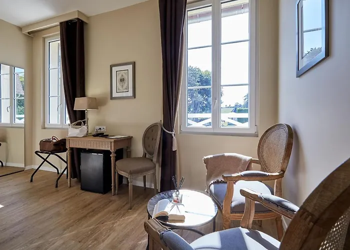 Les D'arromanches, Teritoria