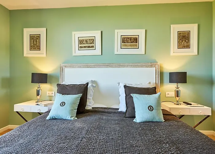 Les D'arromanches, Teritoria