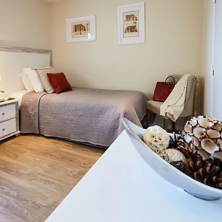 Les D'arromanches, Teritoria