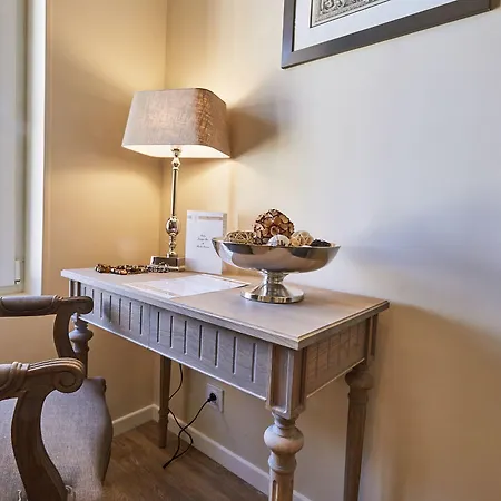 Les D'arromanches, Teritoria