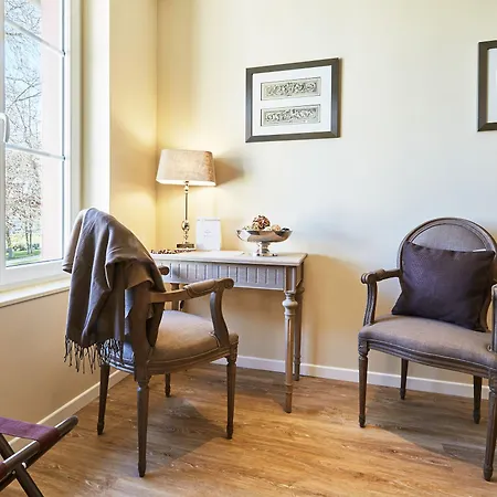 Les D'arromanches, Teritoria מלון