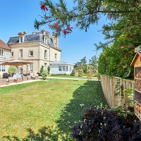 Les D'arromanches, Teritoria Hotel