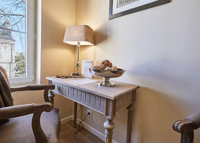 Les D'arromanches, Teritoria