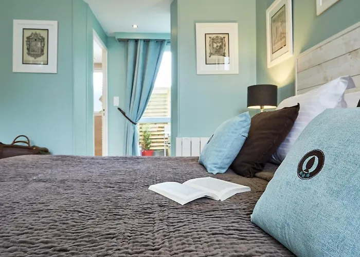 Les D'arromanches, Teritoria